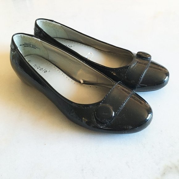 Nicole shiny black patent ballet flats / shoes with buttons - Picture 1 of 9